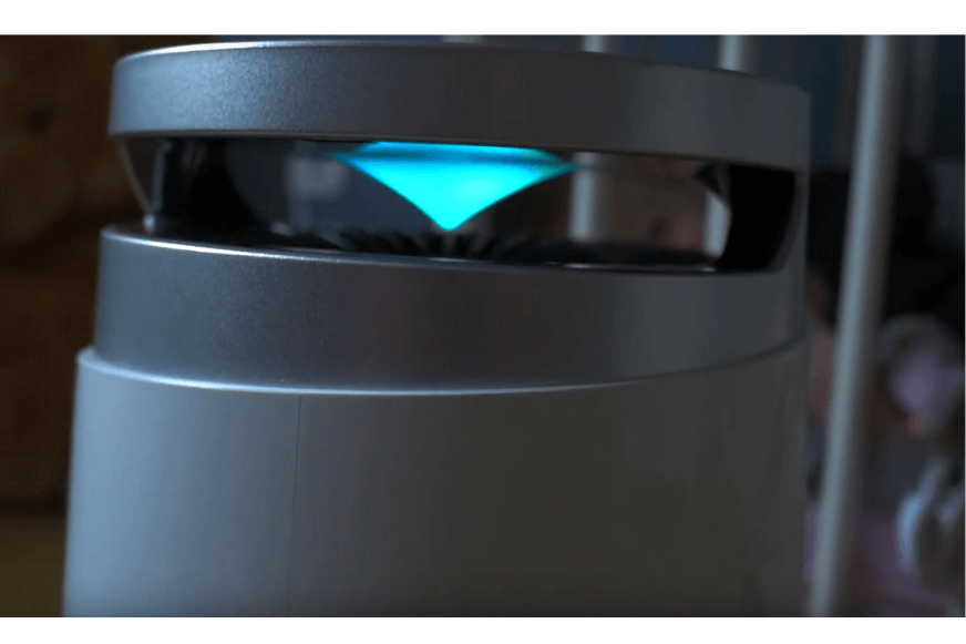 Der BÉABA Luftreiniger steht neben einem Kinderbett und das Nachtlicht ist eingeschaltet